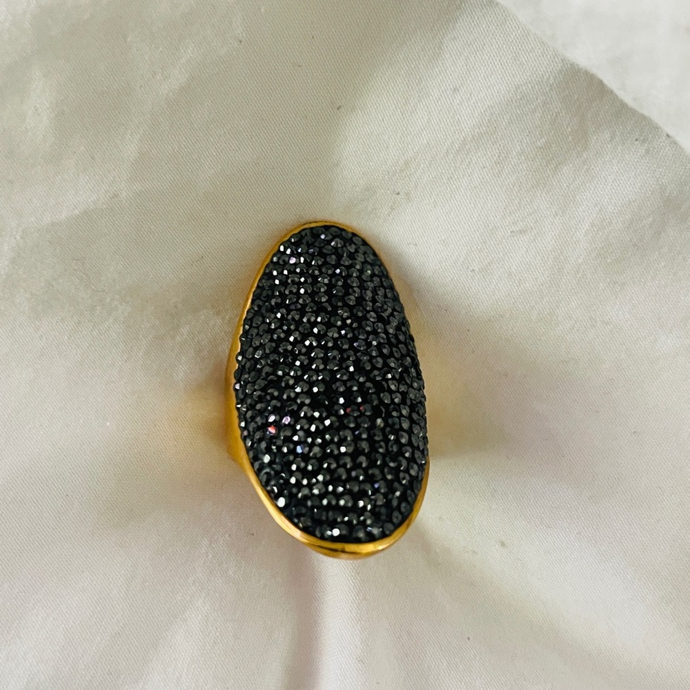 Henri Bendel - Elegant Gold and Black Cocktail Ring. Size 8